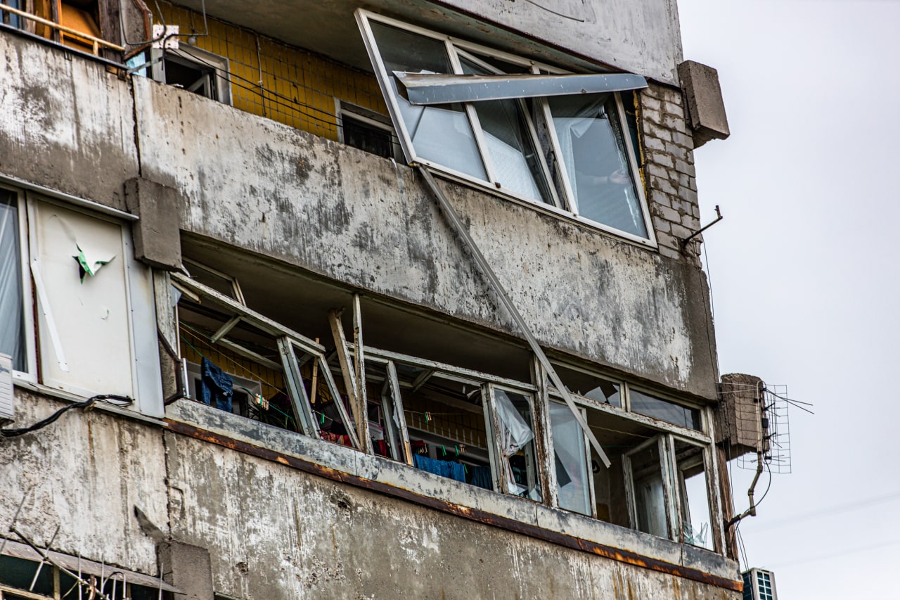 В квартирах выбиты окна – || фото: adm.dp.gov.ua