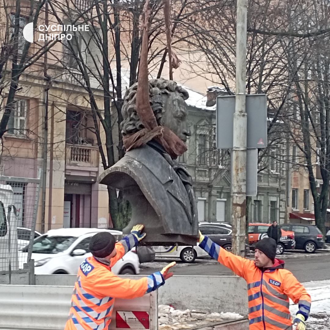 В Днепре был демонтирован памятник Пушкину - || фото: t.me/suspilnednipro