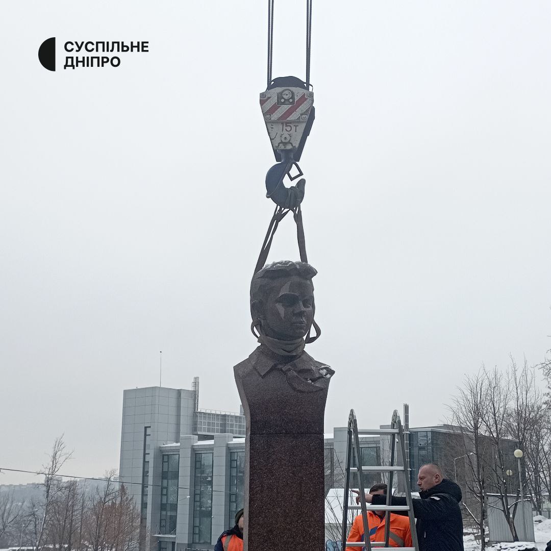 Также убрали памятник Володе Дубинину – || фото: t.me/suspilnednipro
