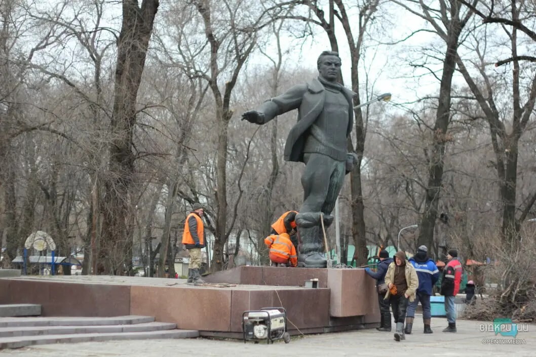 Демонтують пам'ятник Валерію Чкалову - || фото: opentv.media