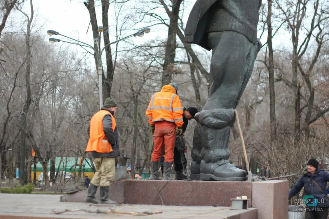 У Дніпрі демонтують радянські пам'ятники - || фото: opentv.media