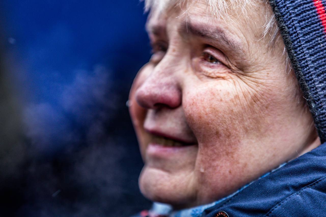 Днепряне приходят на место трагедии – || фото: t.me/dnipropetrovskaODA