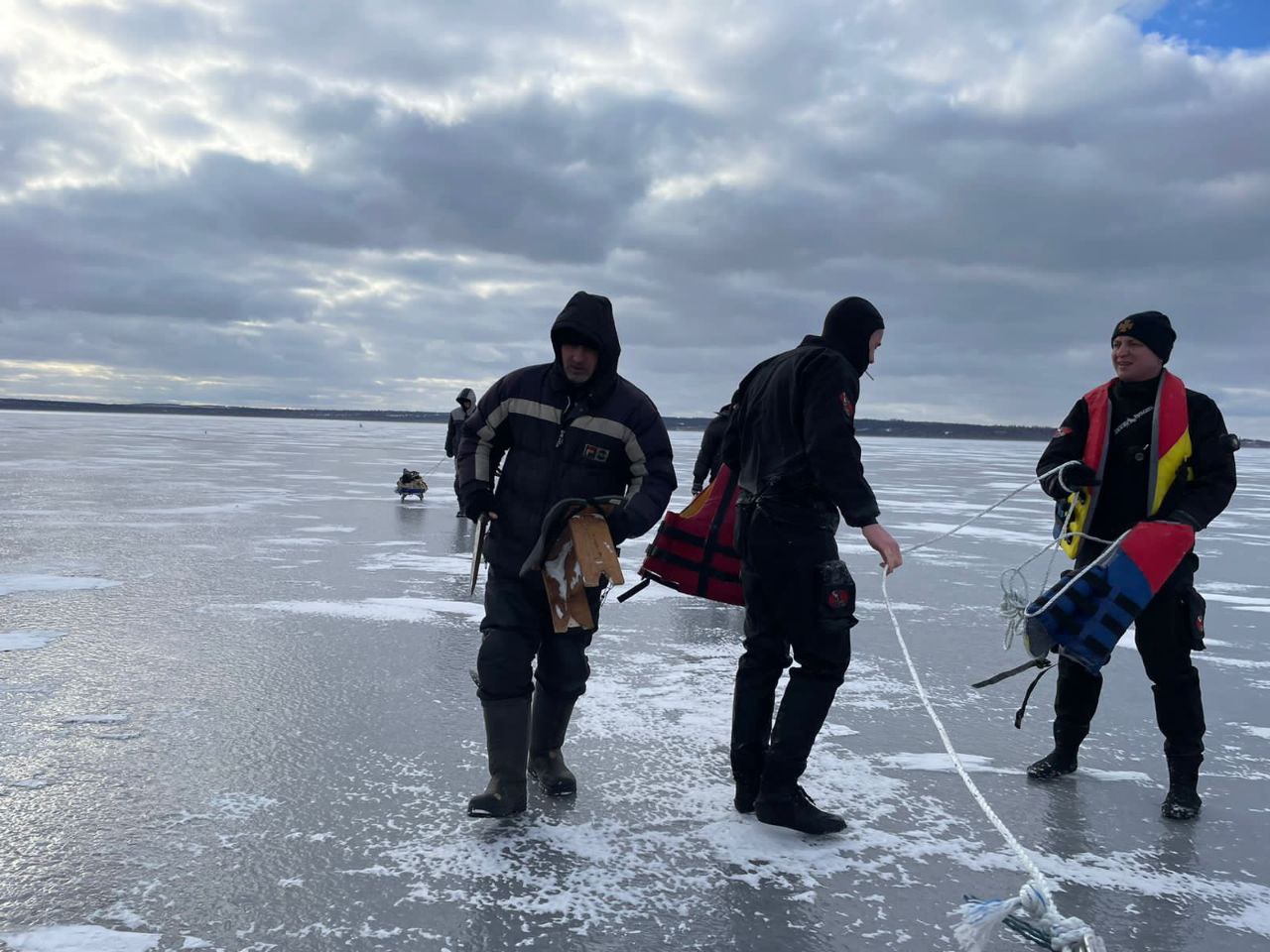 Рыбаки оказались в ледяной ловушке – || фото: t.me/dsns_telegram