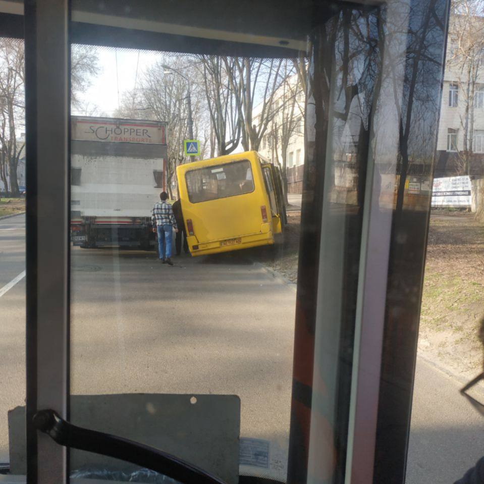 В Днепре произошло ДТП с маршруткой - || фото: t.me/dnepr_operativ
