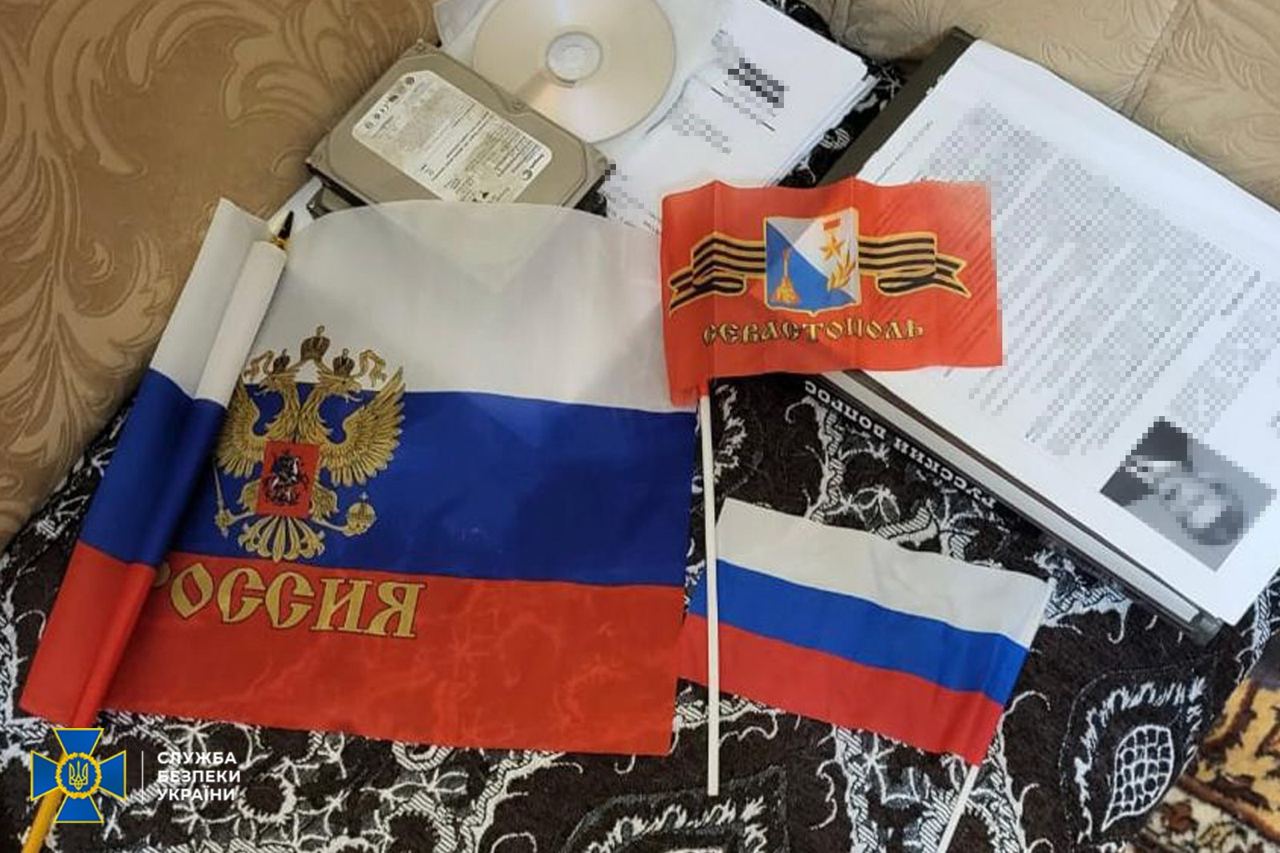 У затриманих знайшли російську символіку - || фото: t.me/SBUkr
