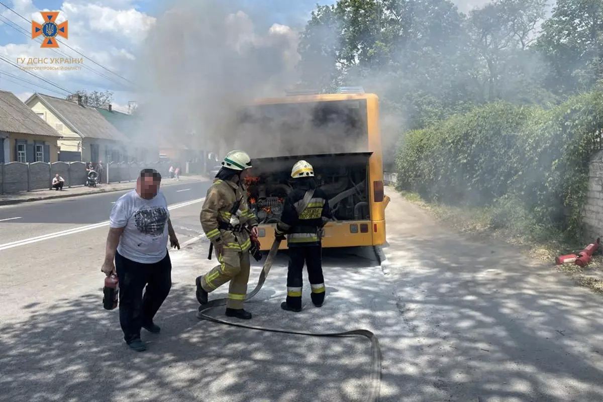 В Днепре вспыхнул автобус – || фото: dp.dsns.gov.ua