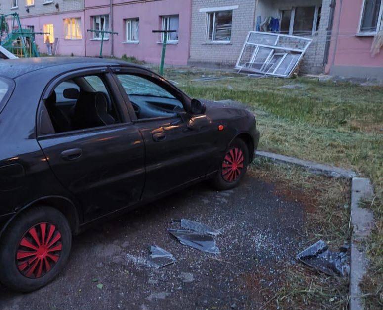 Також пошкоджені автомобілі - || фото: t.me/dnipropetrovskaODA