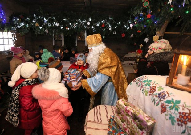 Дети и святой Николай - || фото: znaj.ua