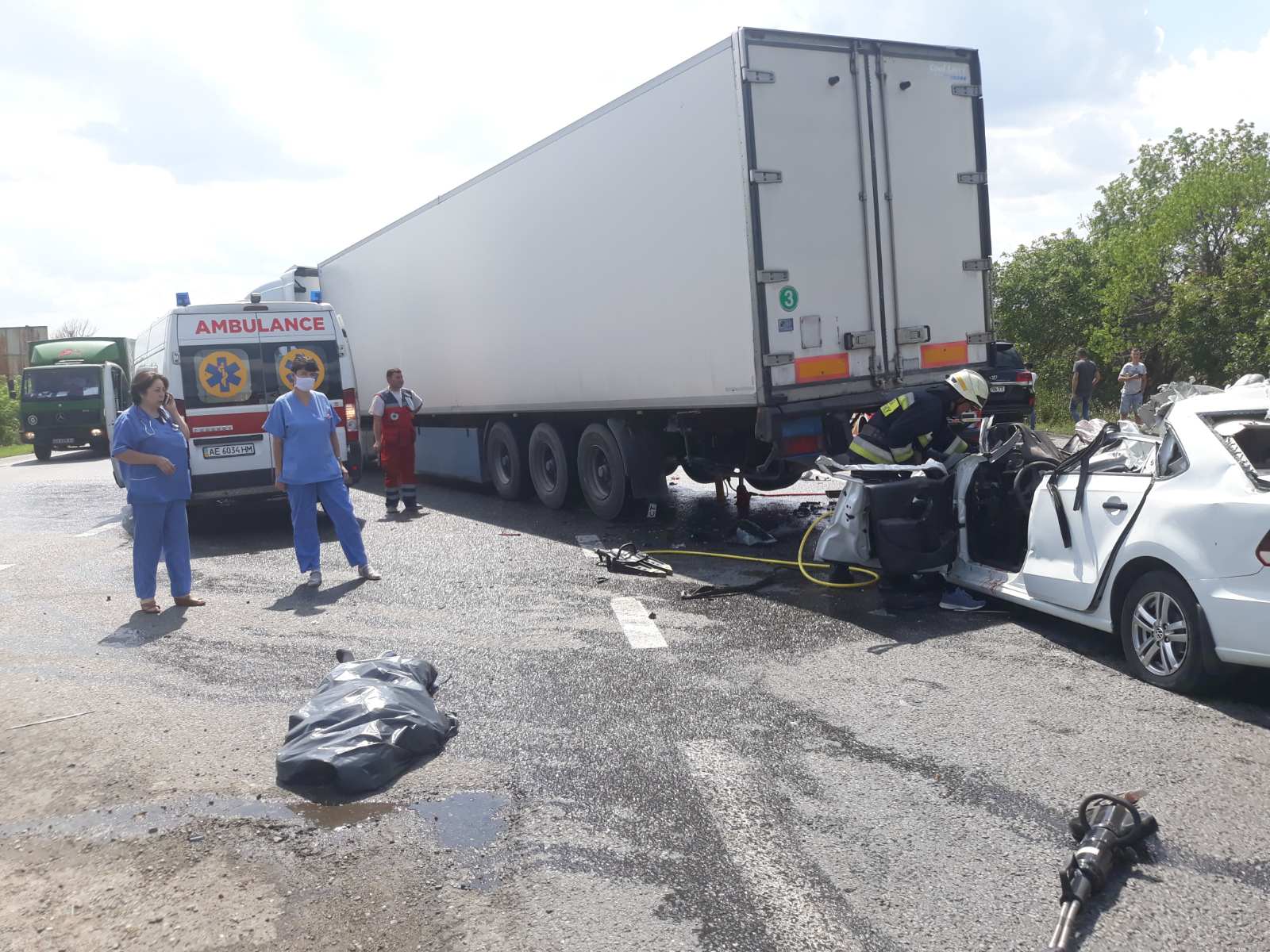 Тело погибшего деблокировали спасатели / фото: ГСЧС в Днепропетровской области