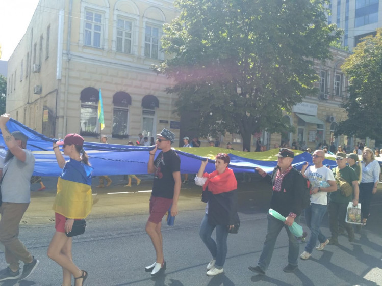 Горожане несли огромный флаг / фото: "Депо.Днепр"