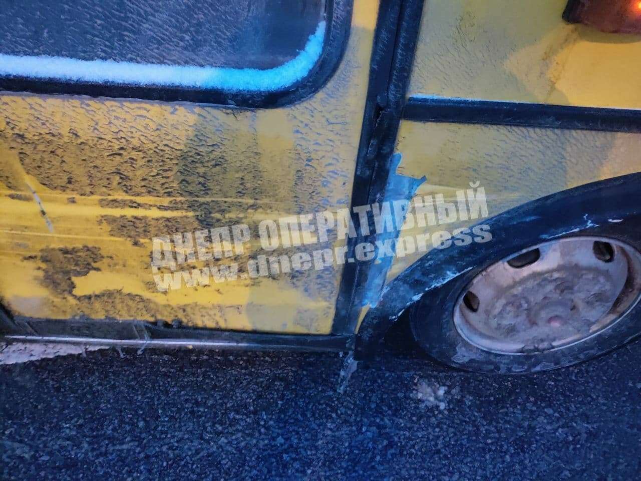 Легковушка столкнулась с маршруткой / фото: Днепр оперативный