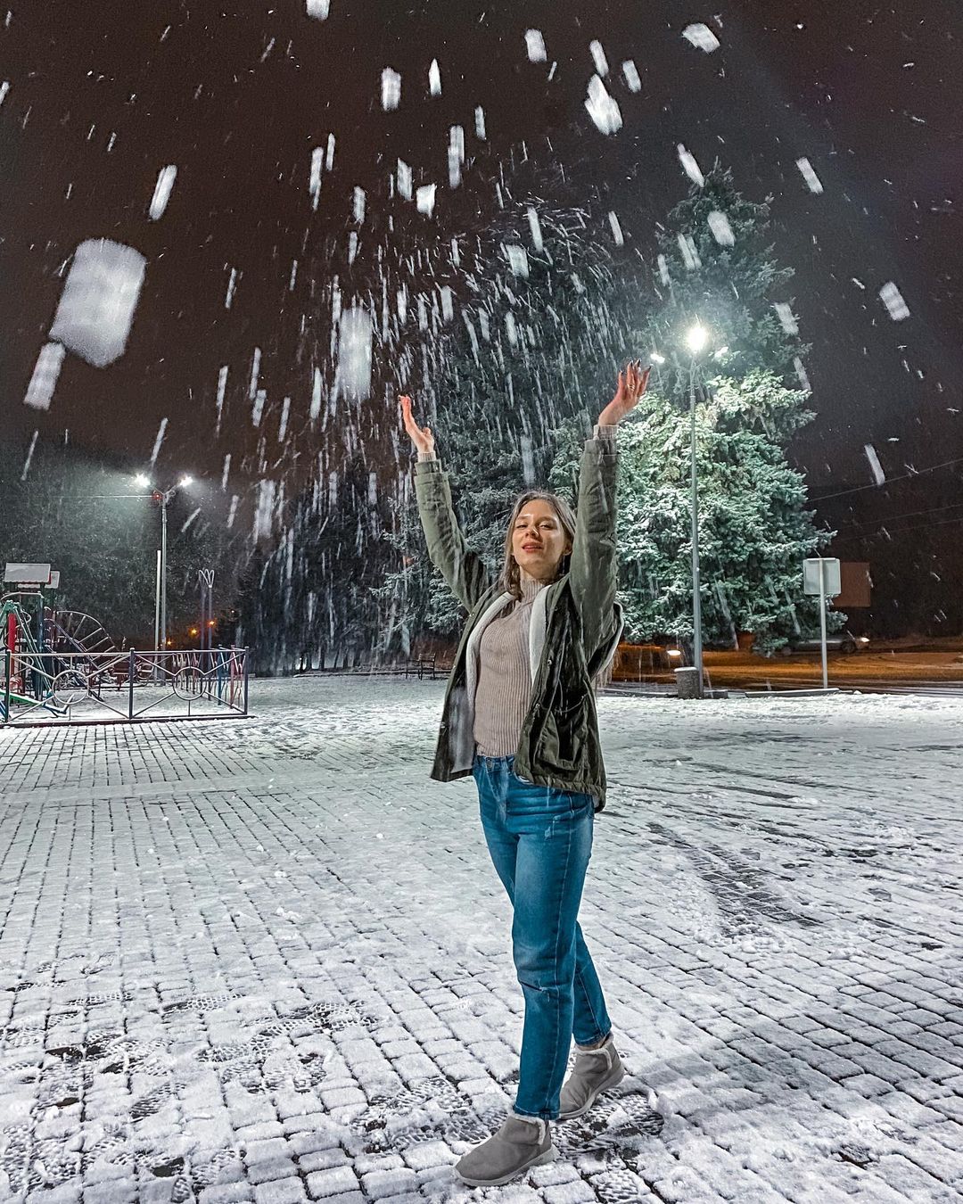 Горожане радуются снегу / фото: vik__fit