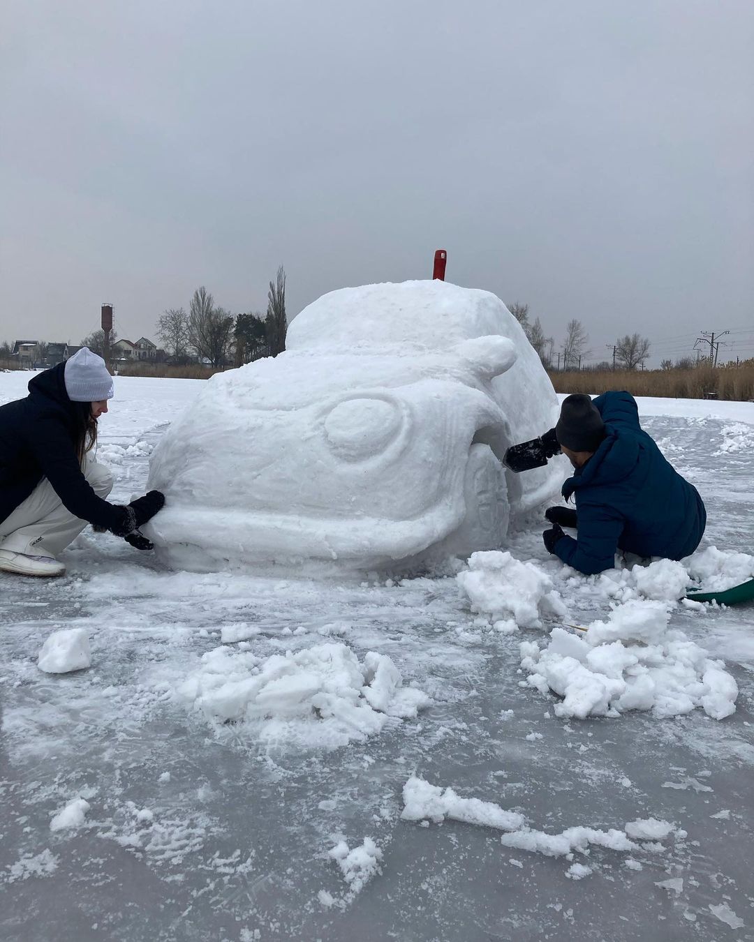 В Днепре слепили снежный автомобиль / фото: virov_v