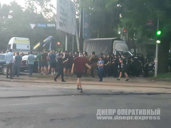 В центре Днепра демонтировали бигборд - фото: dnepr.express