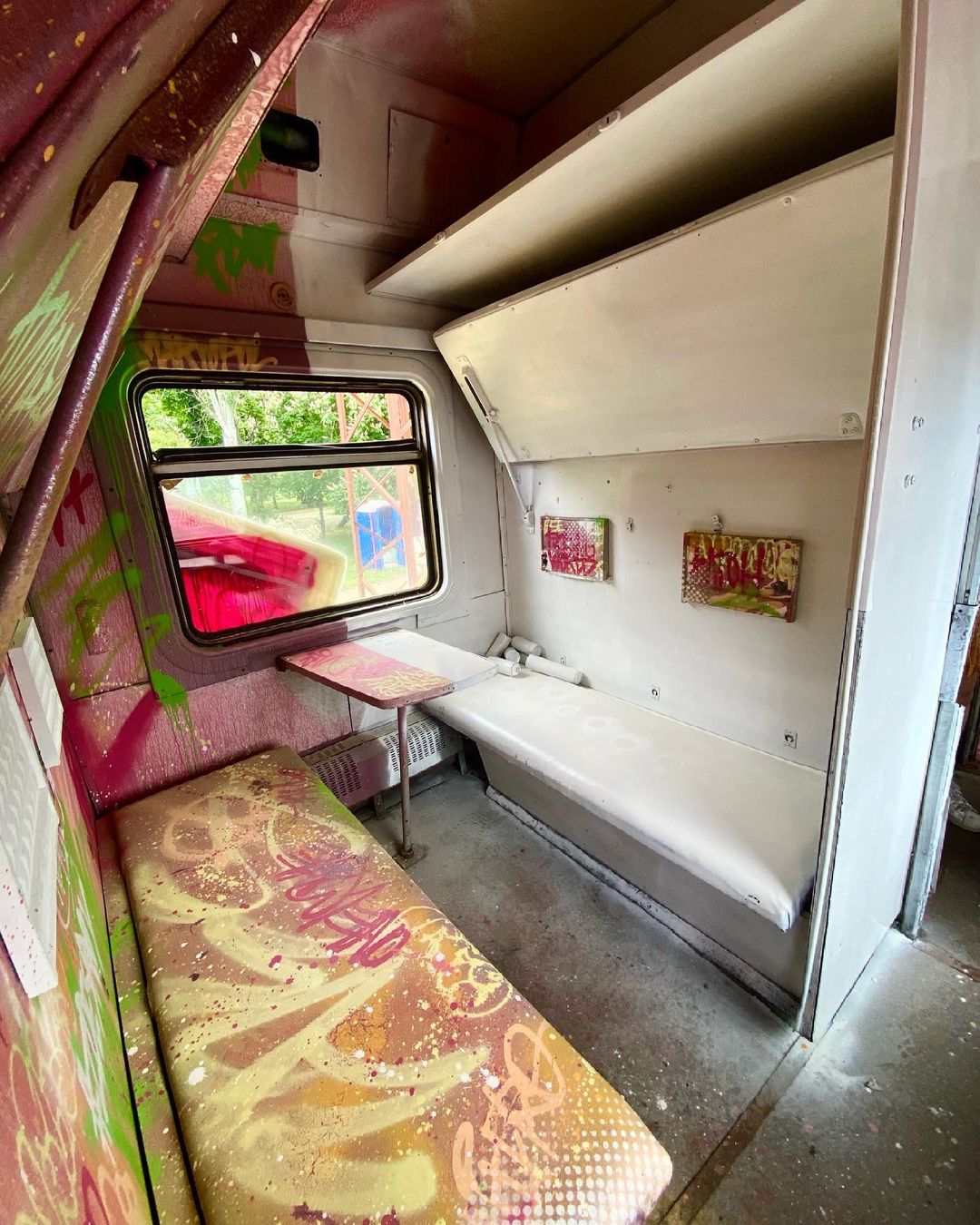 Два мира - фото: inst zdesroy