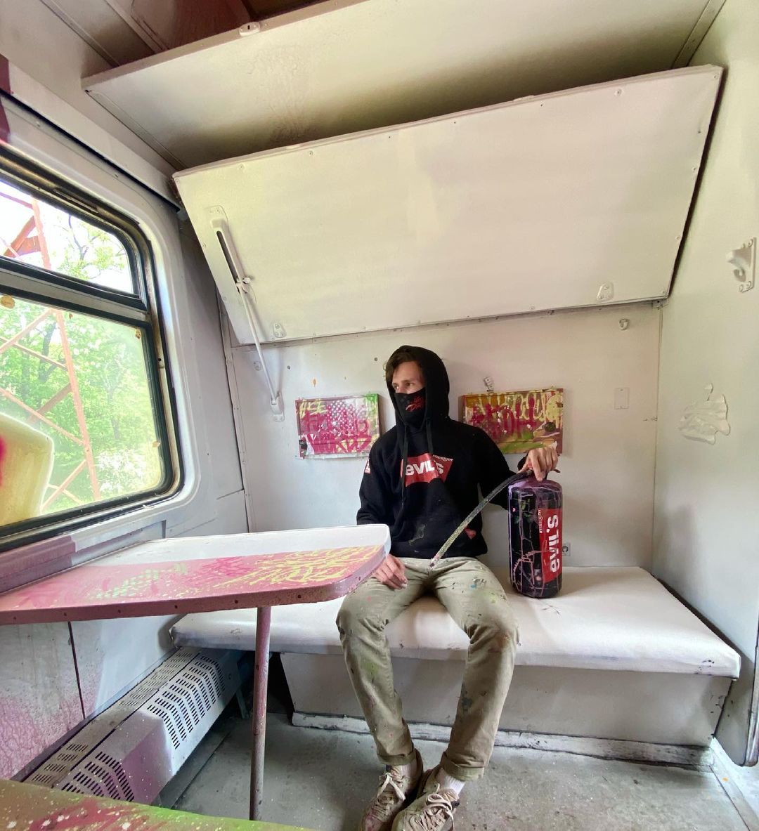 Художник из Днепра создал арт-инсталляцию в вагоне - фото: inst zdesroy