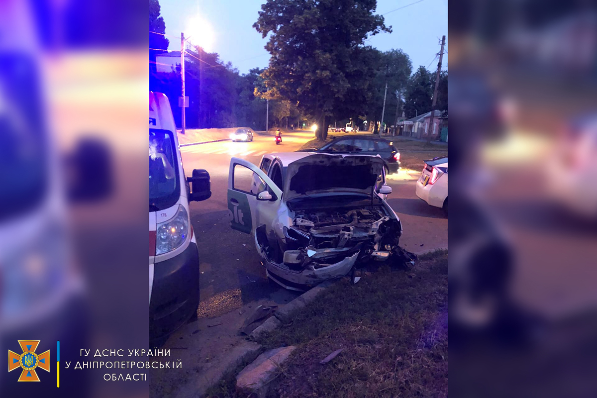 В Днепре произошло ДТП - фото: ГСЧС