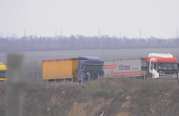 Фуры везут мусор из Львова / фото: ДніпроTV