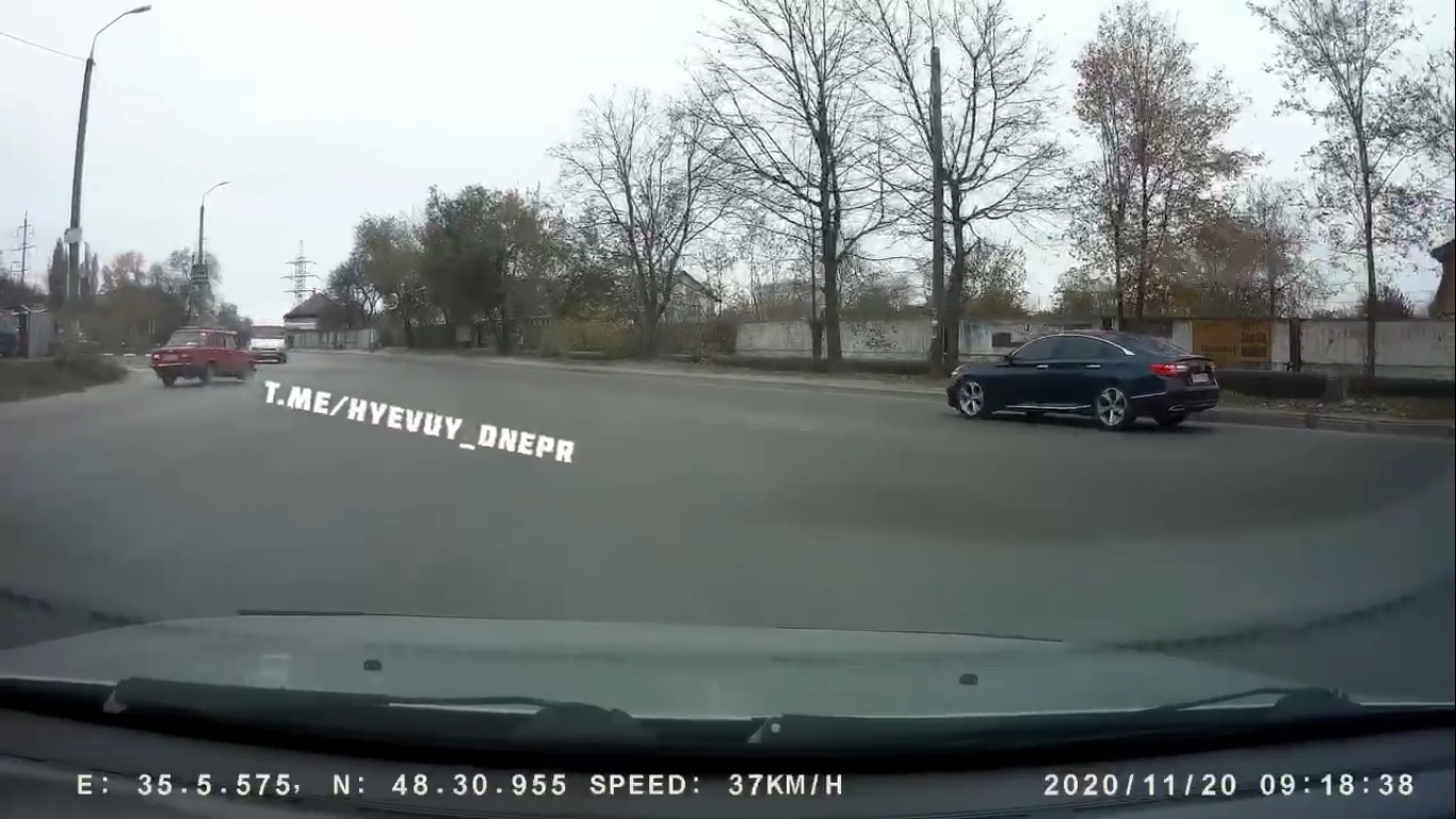 Автомобиль занесло на скользко дороге / фото: ХД