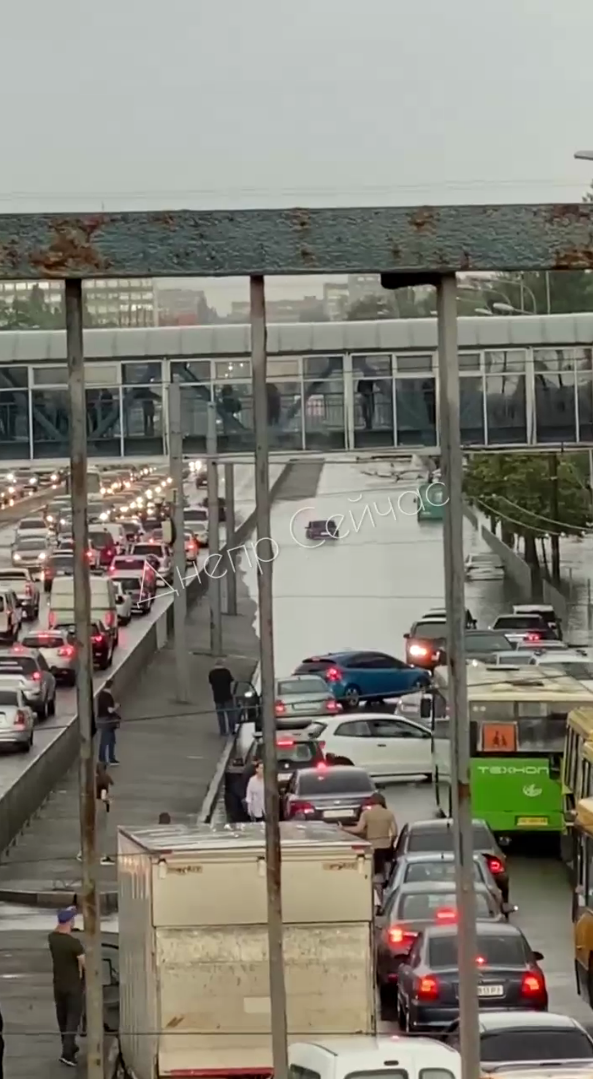 Ситуация на Слобожанском проспекте - фото: tg Днепр Сейчас