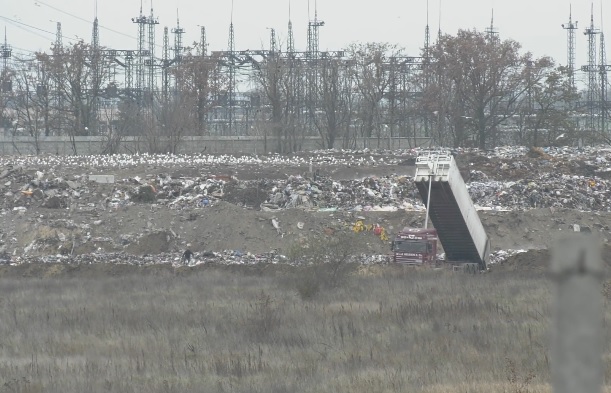 Выгружают мусор / фото: ДніпроTV