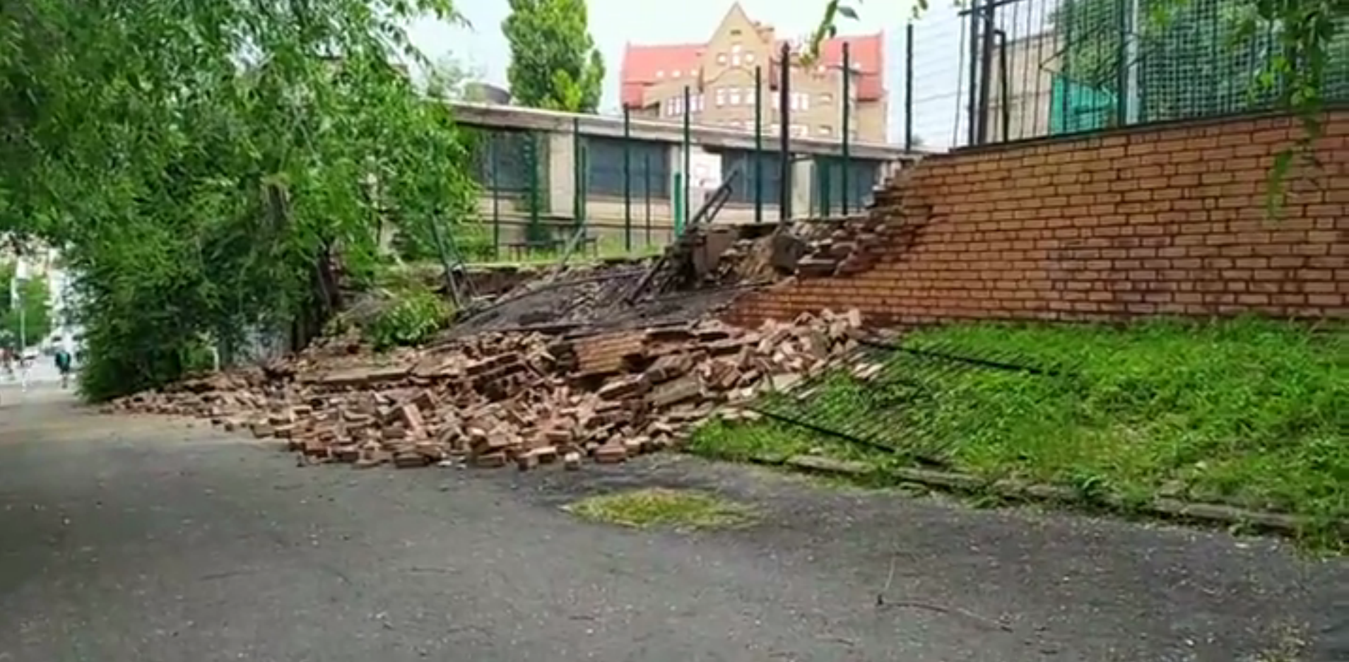 Обвал стены - фото: tg ГумДеп