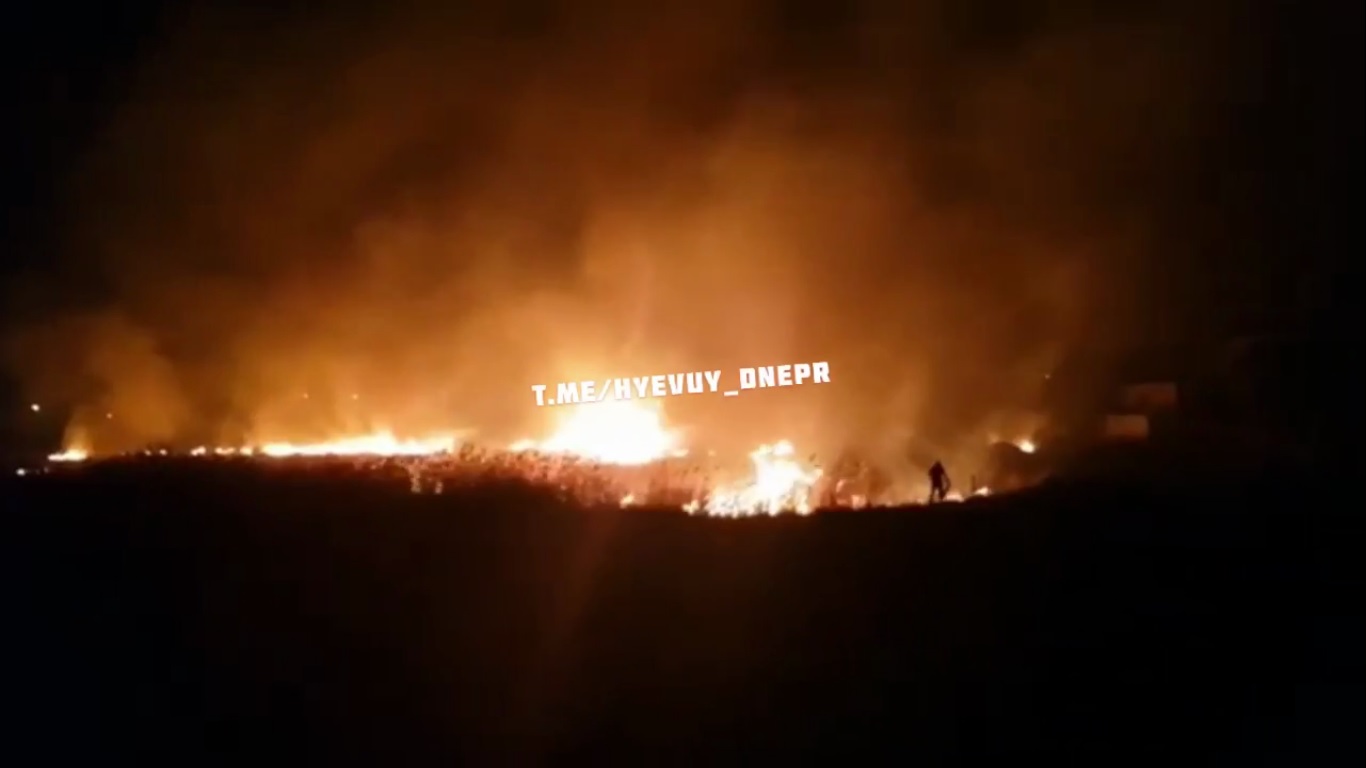 Мужчина тушит пожар курткой / фото: ХД