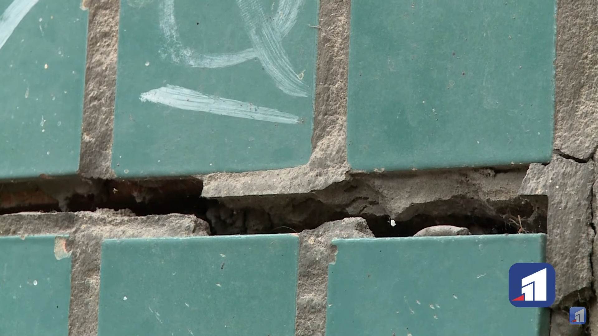 На фасаде появились трещины  - фото: 11tv.dp.ua