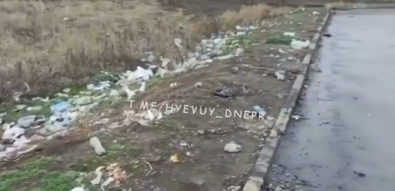 Полтавское шоссе завалено мусором / фото: ХД