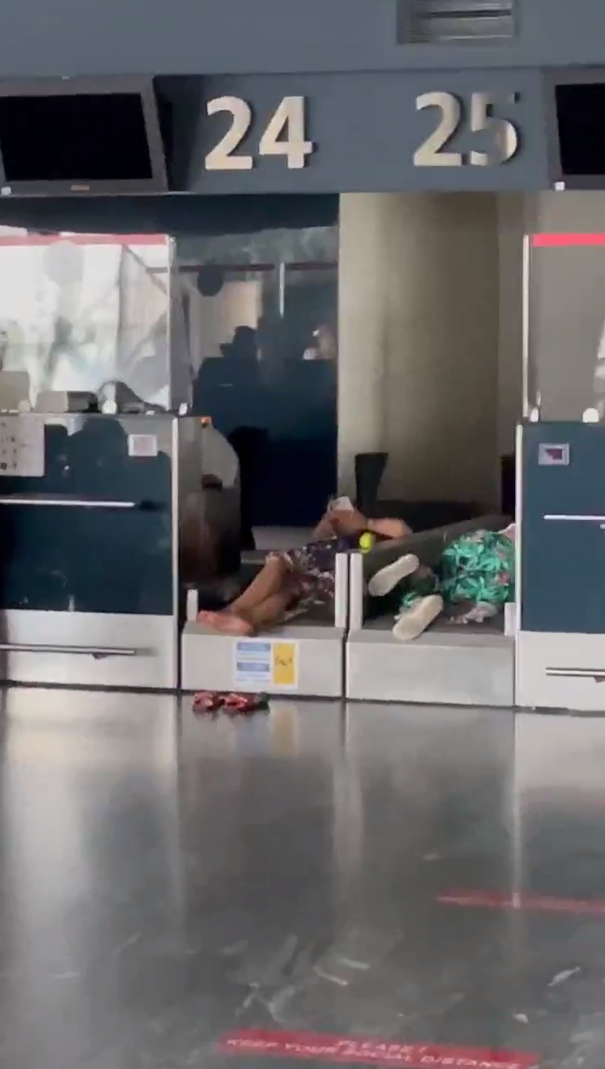 Пассажиры ложились даже на ленты - фото: tg Днепр Сейчас