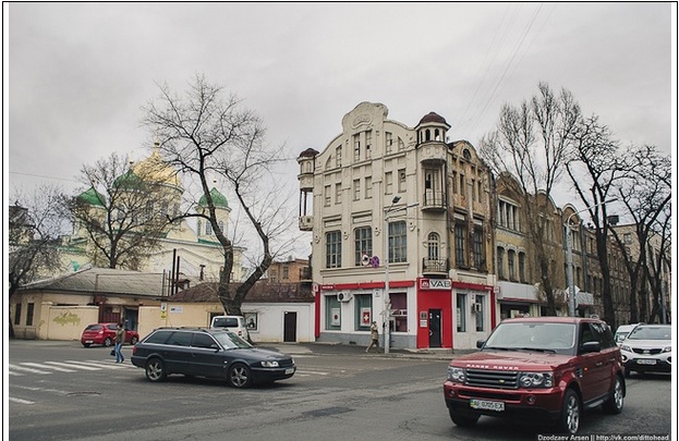 Вход в фабрику / фото: Arsen Dzodzaev