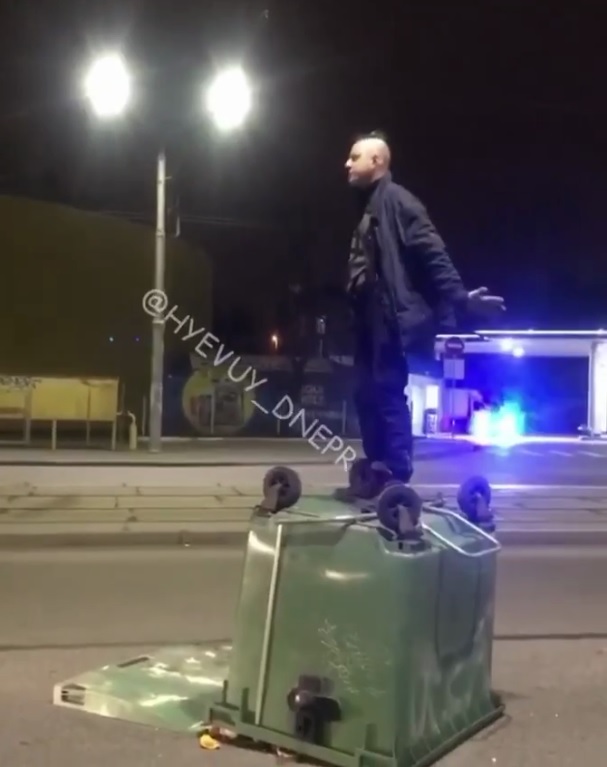 Мужчина вылез на контейнер и громко кричал / фото: ХД