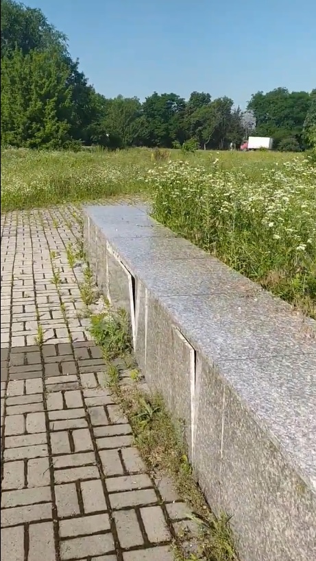 Отваливаются гранитные плиты - фото: fb Liliia Bohacheva