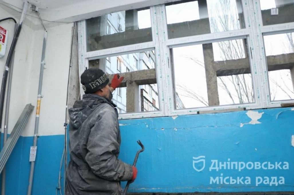 В поврежденных домах устанавливают новые окна – || фото: dniprorada.gov.ua