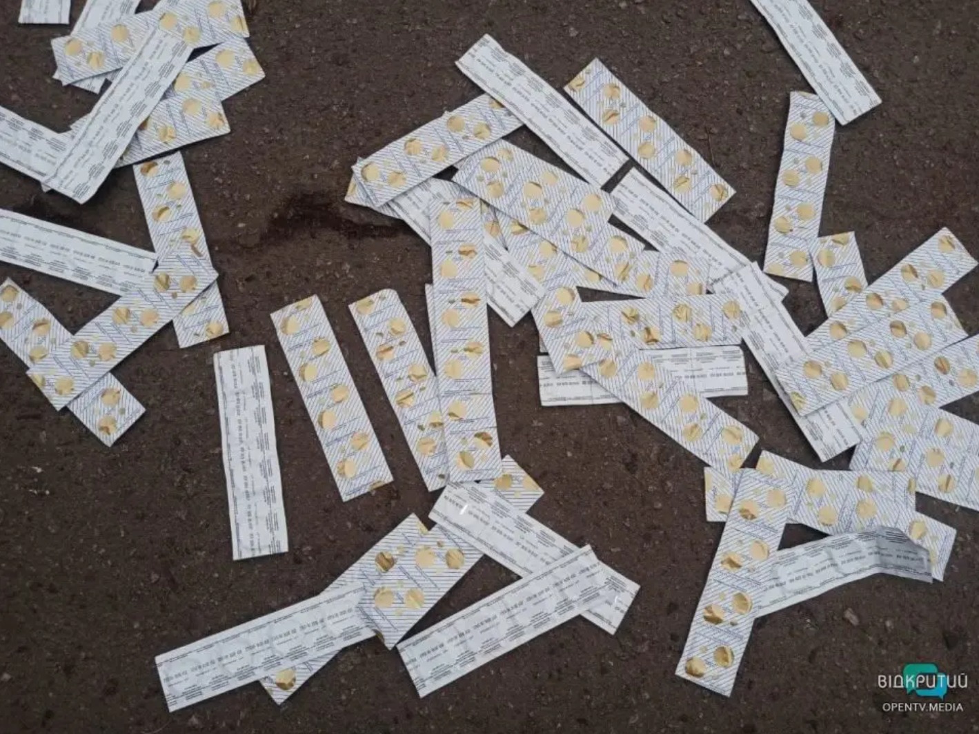 На улице в центре Днепра валялись сотни презервативов - || фото: opentv.media