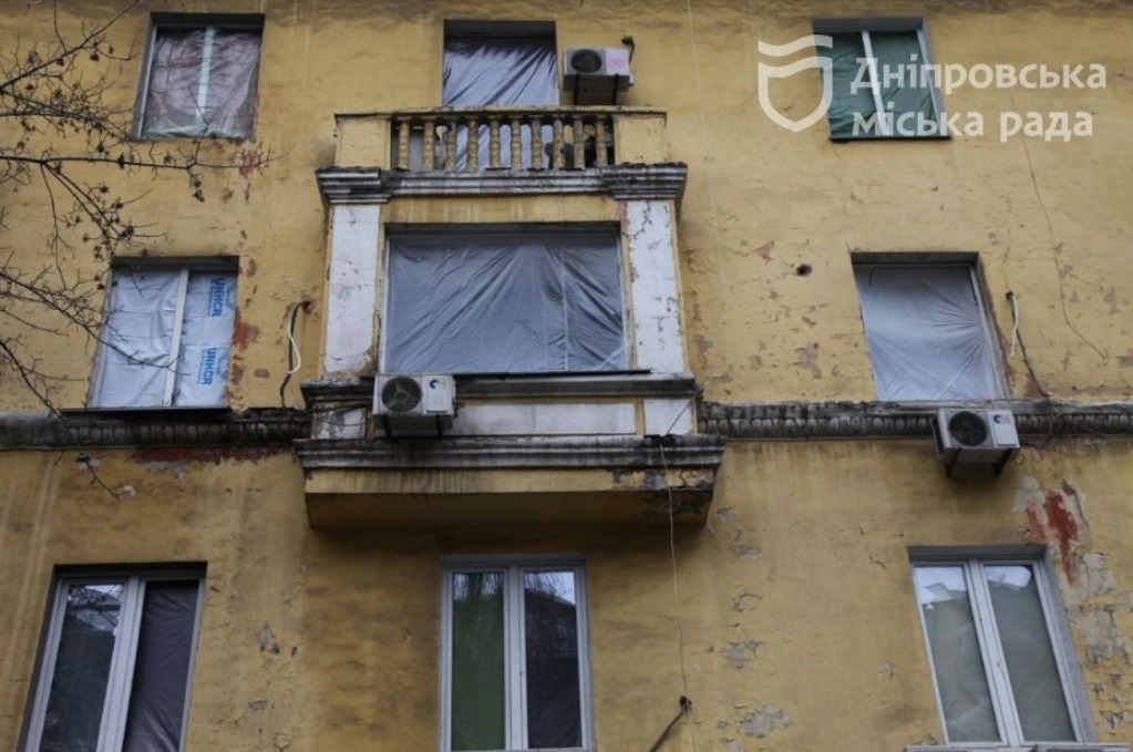 Поврежденные окна завесили – || фото: dniprorada.gov.ua