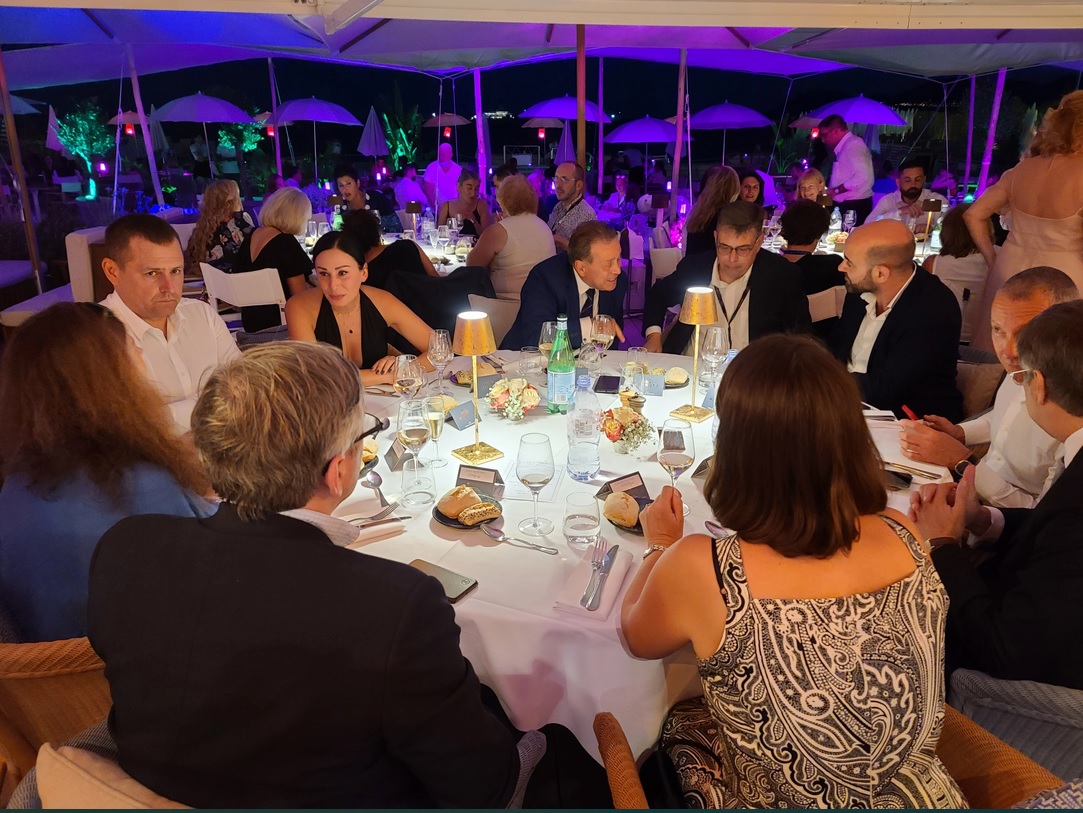 Борис Филатов за столом - фото: jetsetter.ua