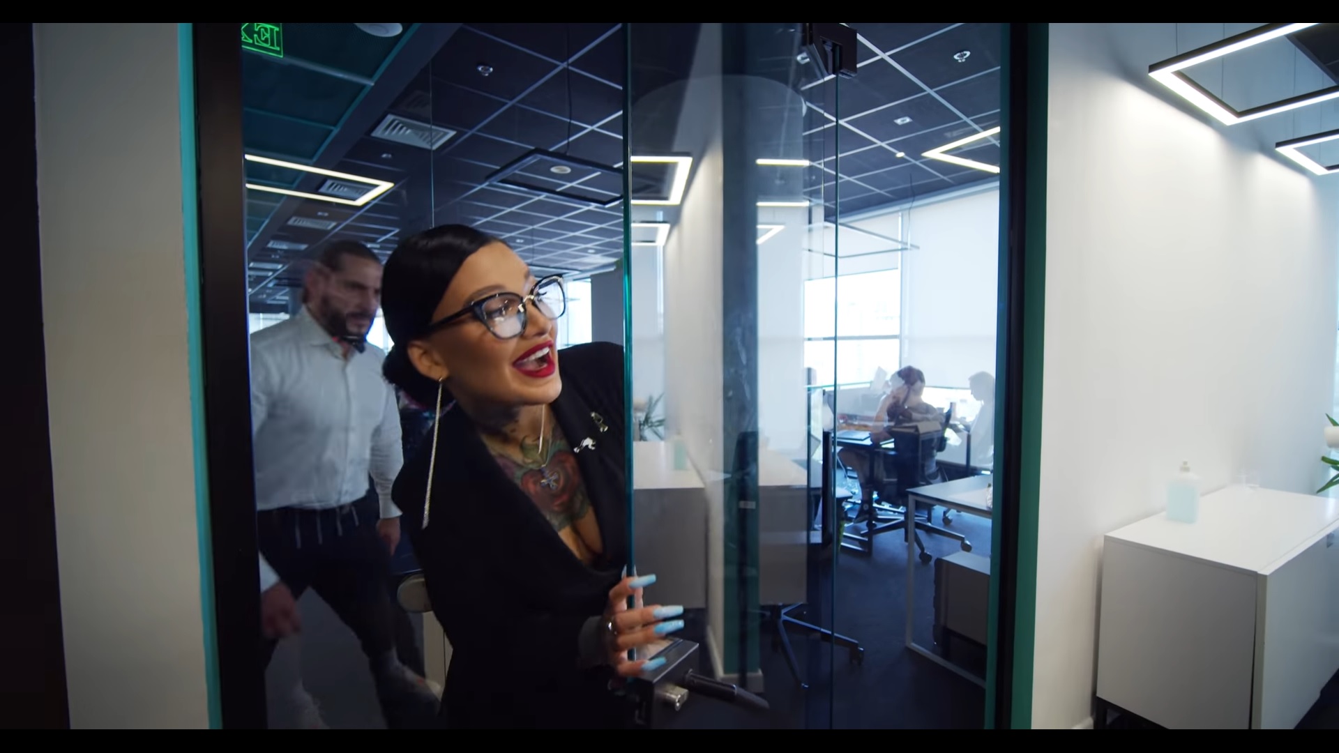 Настя играет роль секретаря - фото: кадр из клипа Александра Алиева