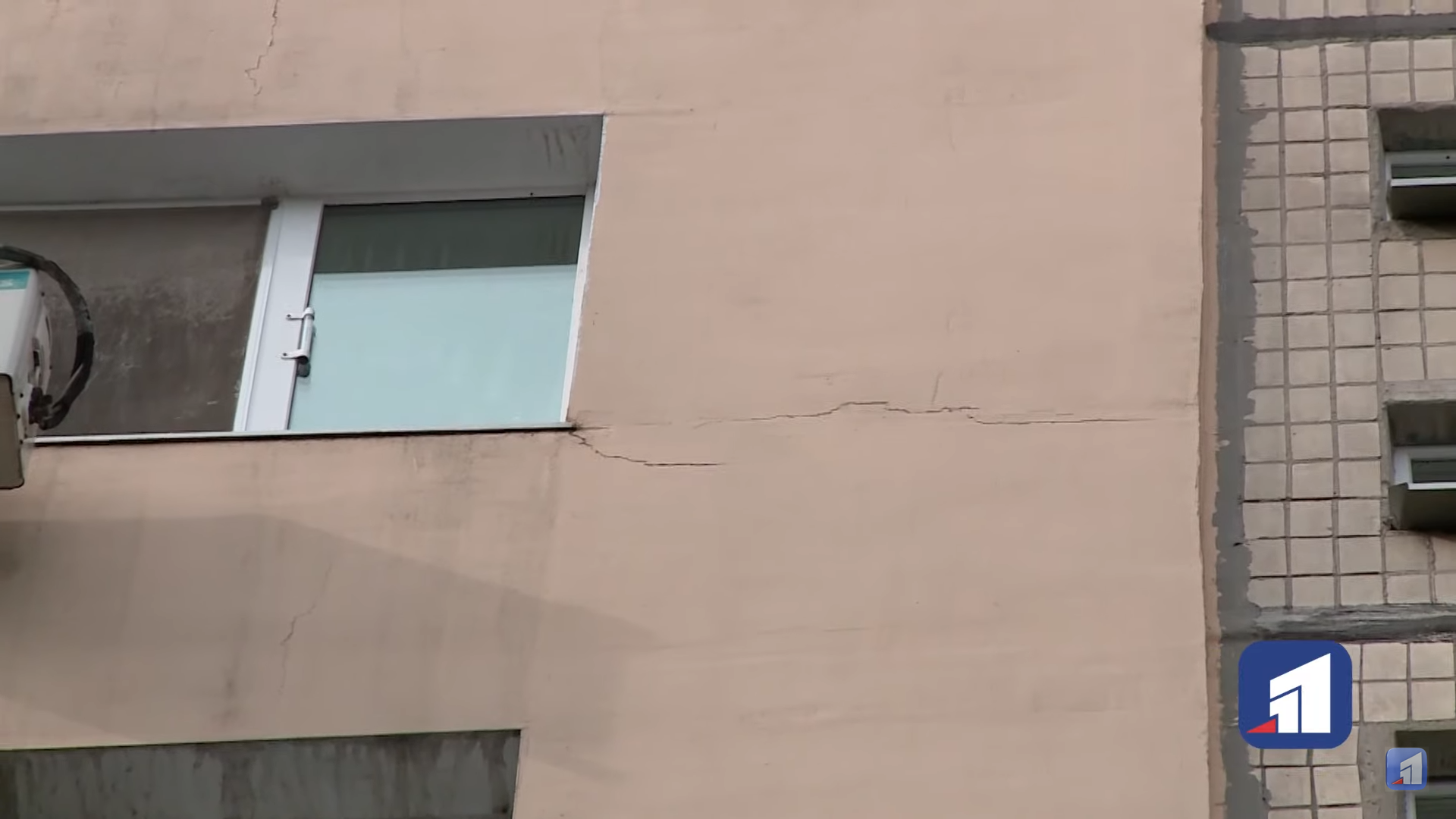 Трещины и на верхних этажах  - фото: 11tv.dp.ua