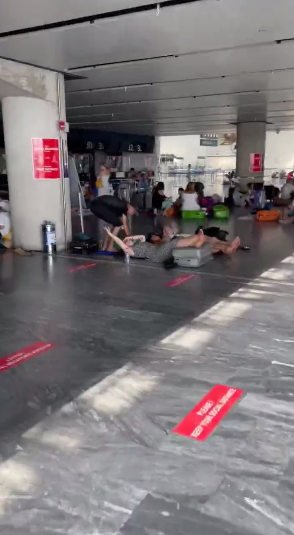 Люди ложились просто на полу - фото: tg Днепр Сейчас