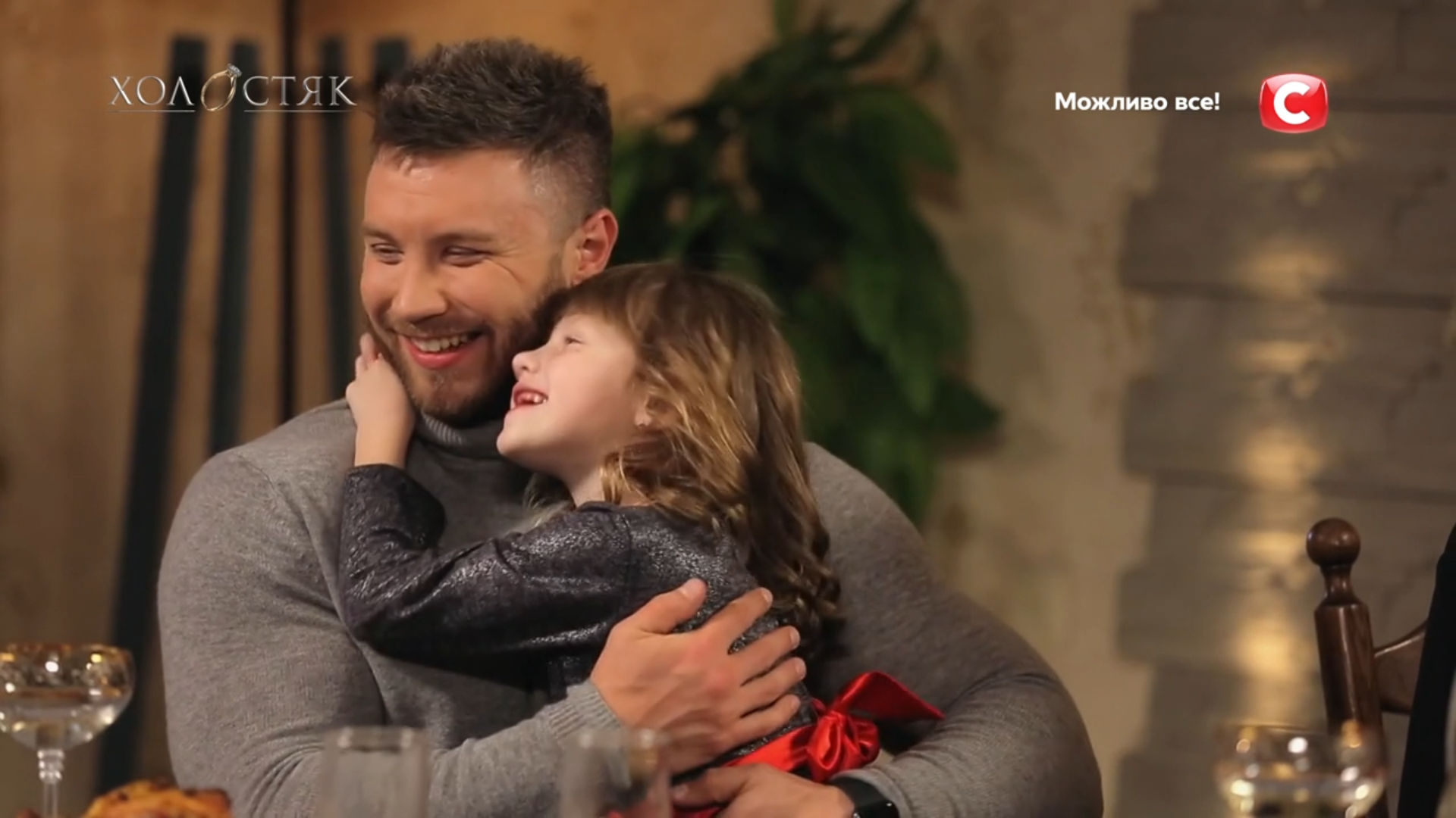 Малышка не скрывала своего восхищения Холостяком - фото: stb.ua