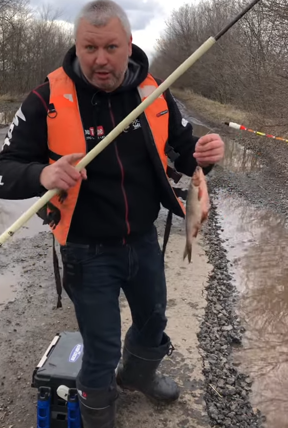 "Выловили" плотву - фото: MOTO LIFE