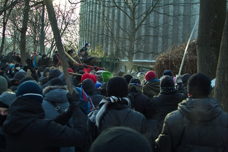 Протестующие против милиции / фото: Денис Моторин