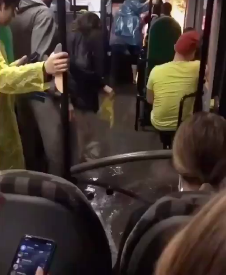 Потоп в салоне - фото: tg Dnepr_Black