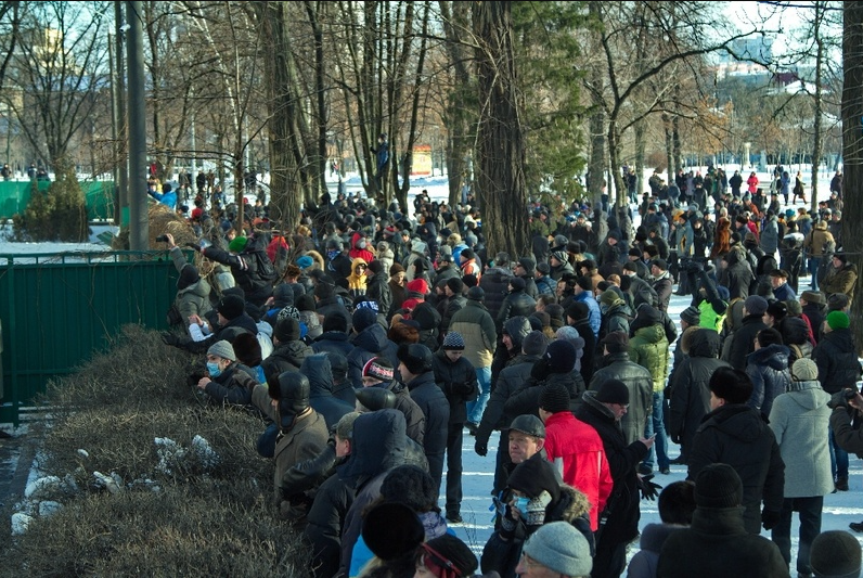 Протестующие сносят забор / фото: Денис Моторин
