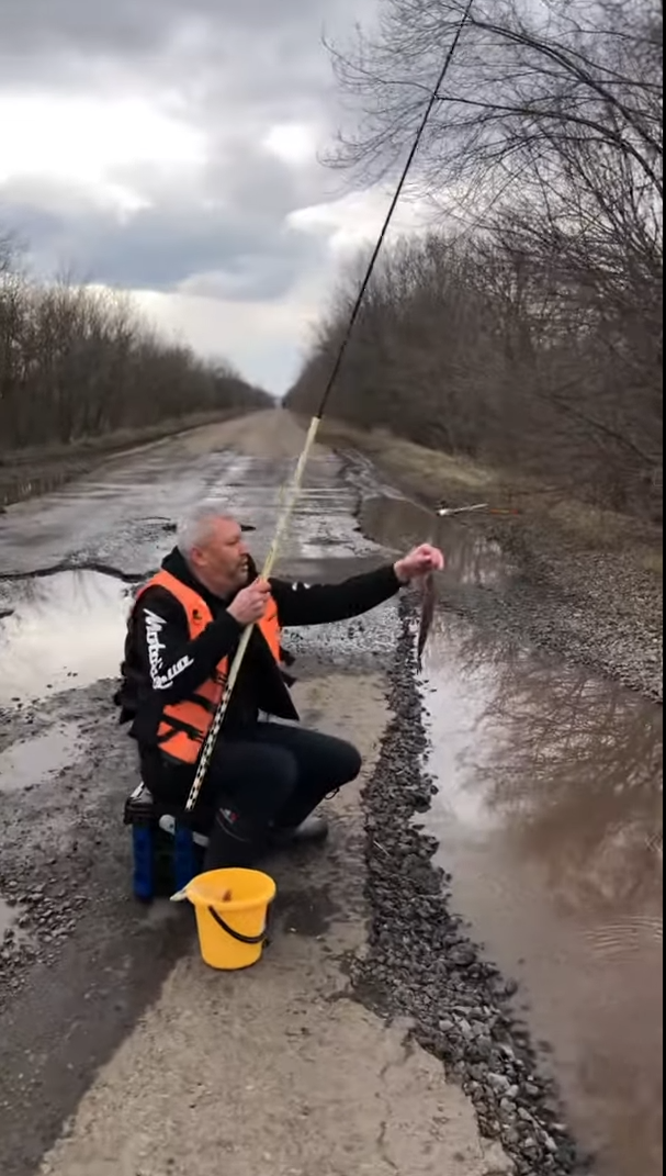 На дороге устроили рыбалку - фото: MOTO LIFE