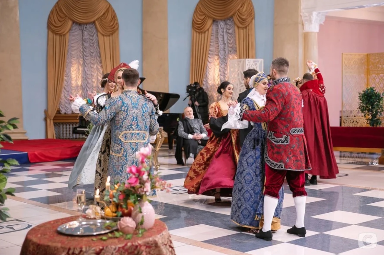 Главный событием стал бал - фото: stb.ua