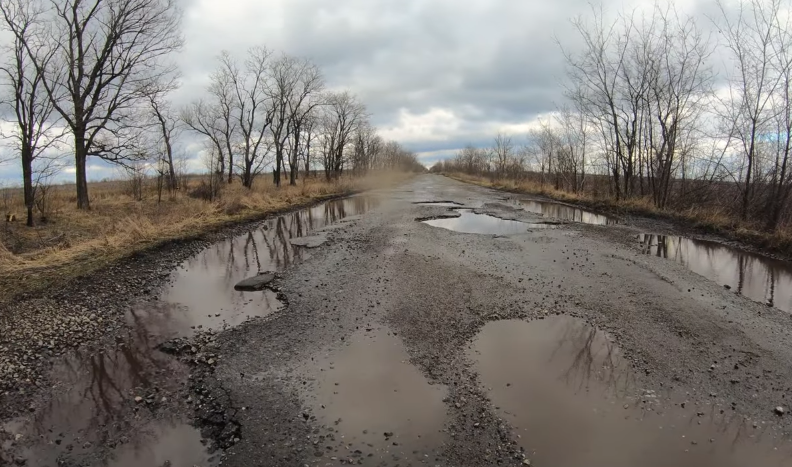 Дорога не ремонтировалась уже очень давно / фото: Moto LIFE