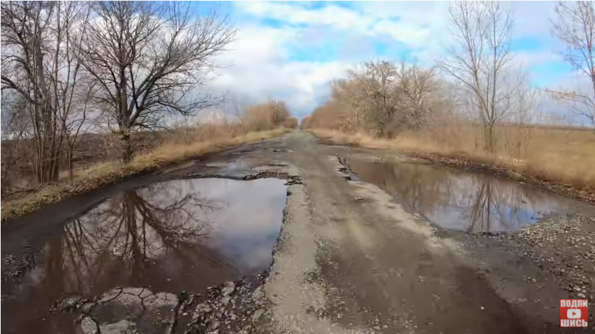 На дороге образовываются озера / фото: Moto LIFE