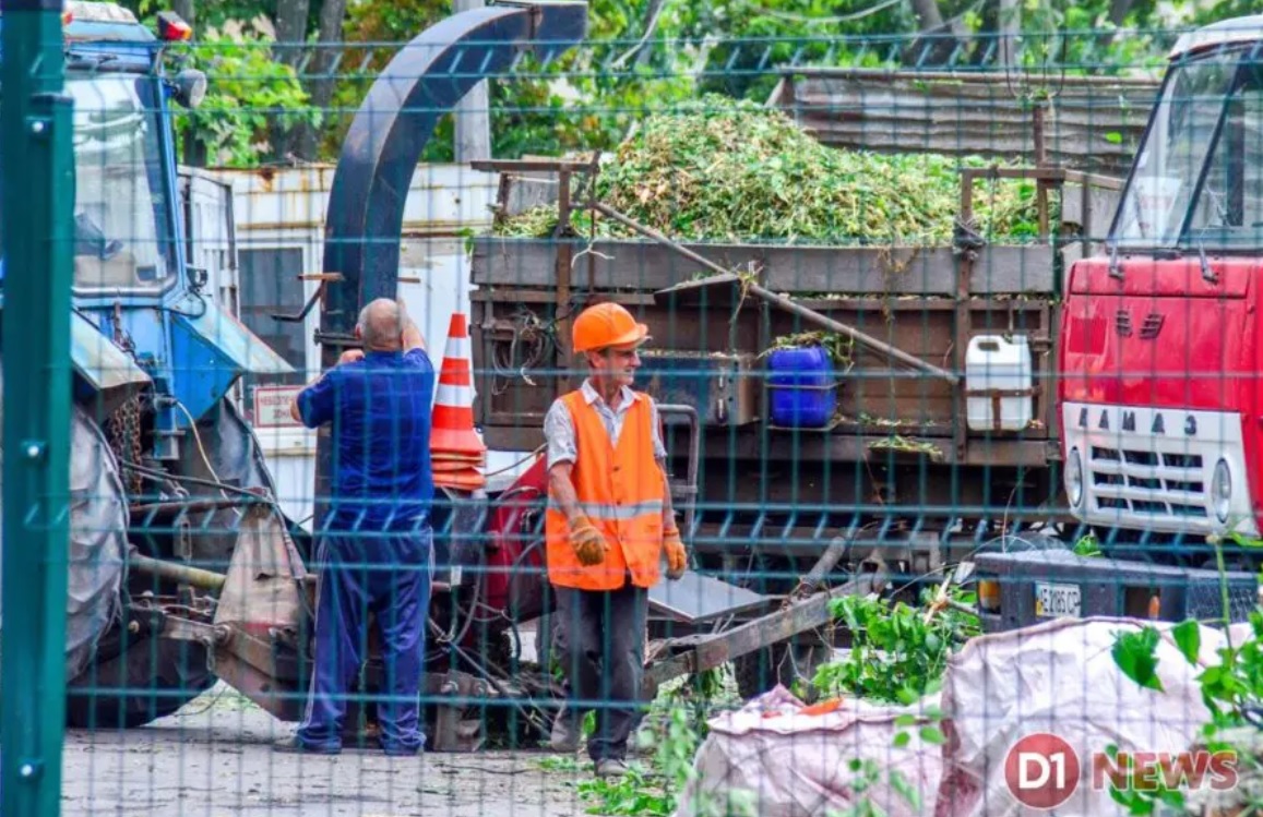 На месте работали коммунальщики - фото: d1.ua